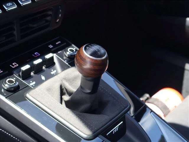 2025 Porsche 992 Carrera - Image 21 of 27