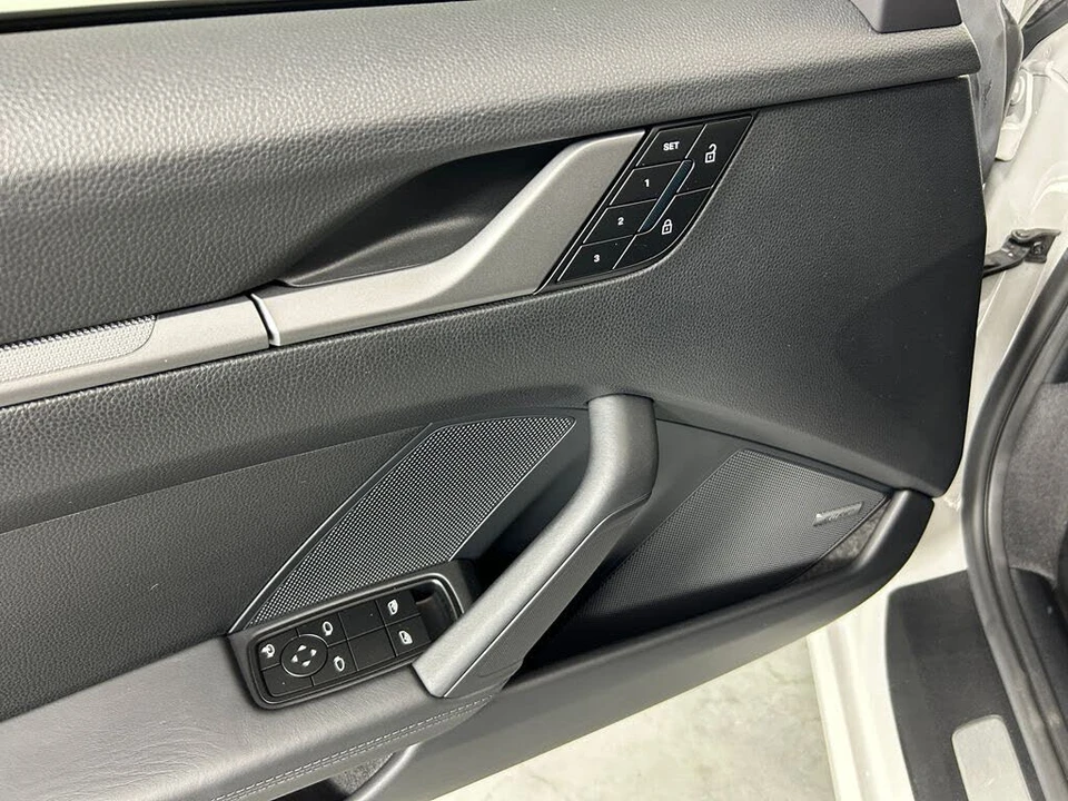 2025 Porsche 992 Carrera - Image 16 of 31
