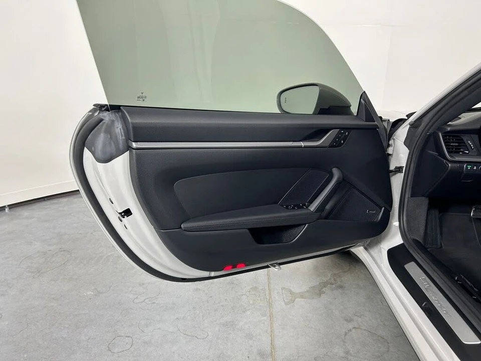 2025 Porsche 992 Carrera - Image 14 of 31
