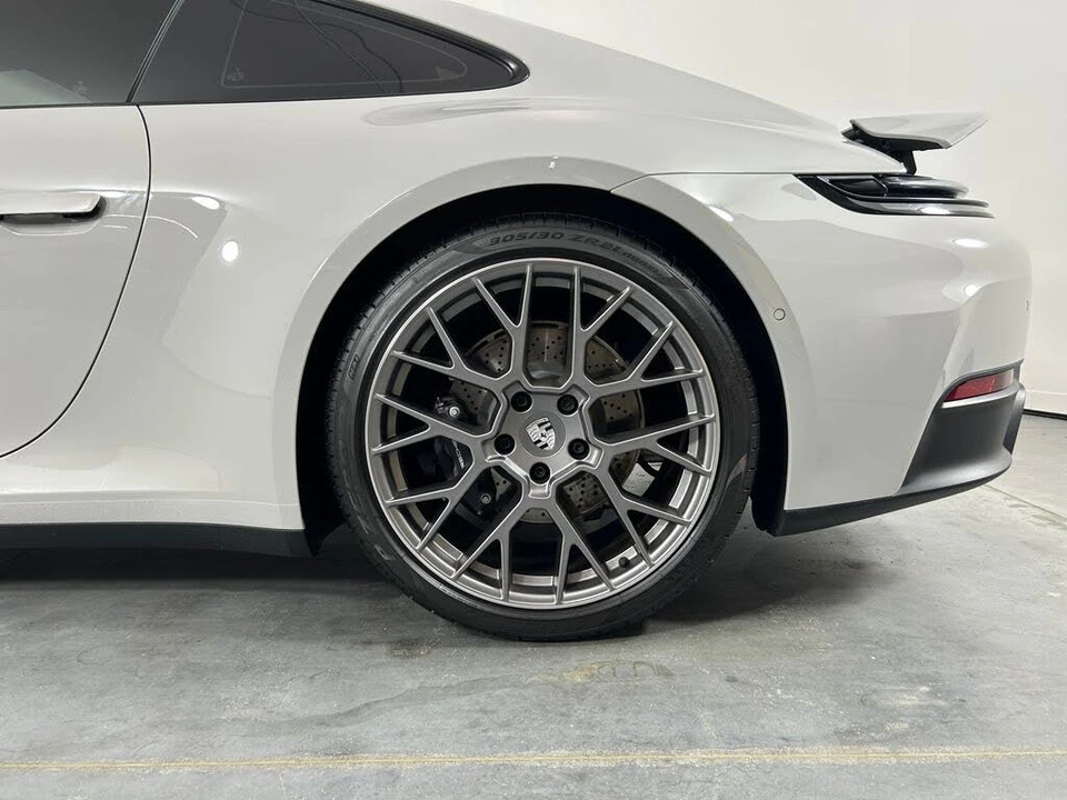 2025 Porsche 992 Carrera - Image 11 of 31