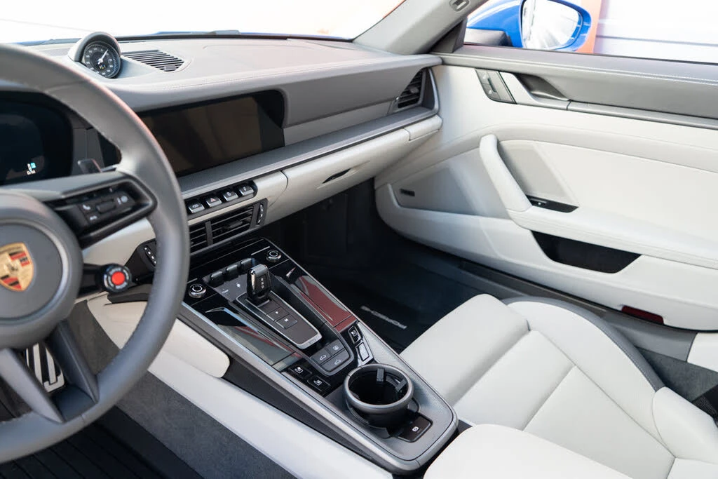 2025 Porsche 992 Carrera - Image 17 of 31