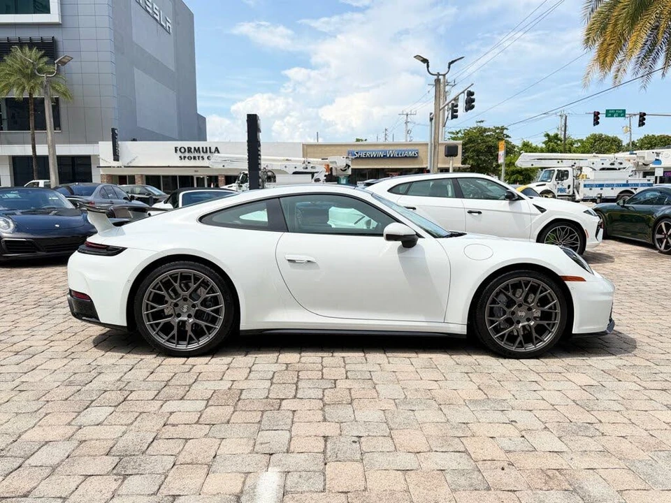 2025 Porsche 992 Carrera - Image 9 of 31