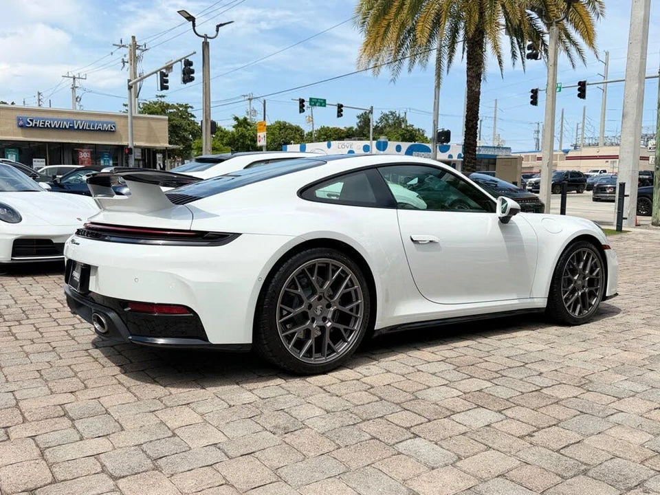2025 Porsche 992 Carrera - Image 12 of 31