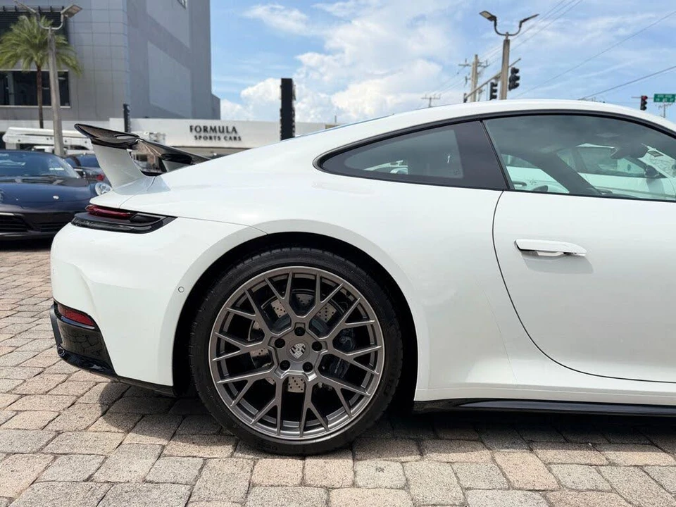 2025 Porsche 992 Carrera - Image 27 of 31