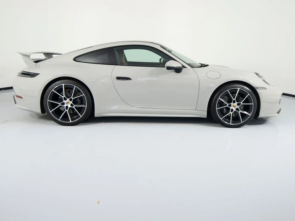 2025 Porsche 992 Carrera - Image 11 of 31