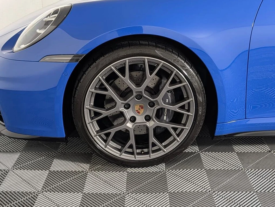 2025 Porsche 992 Carrera - Image 11 of 31