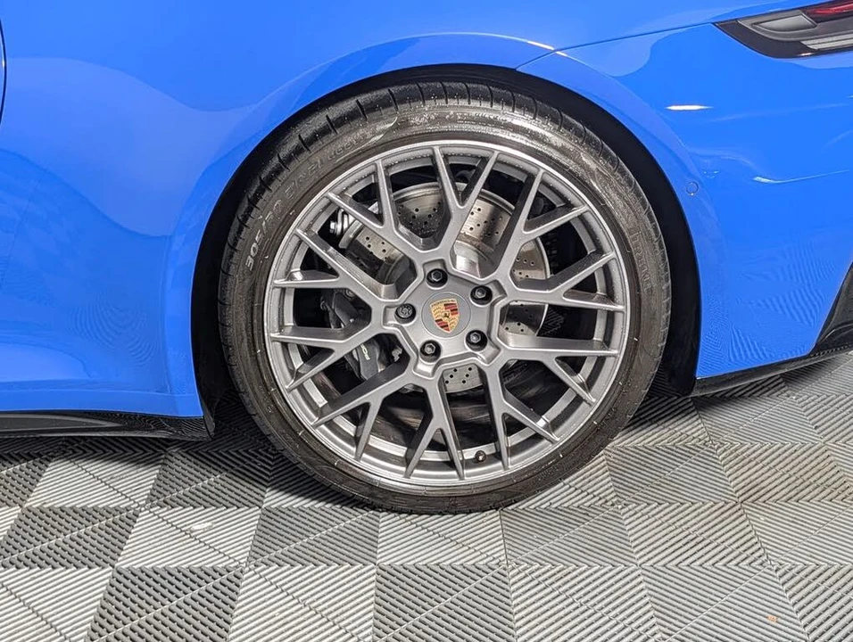 2025 Porsche 992 Carrera - Image 12 of 31