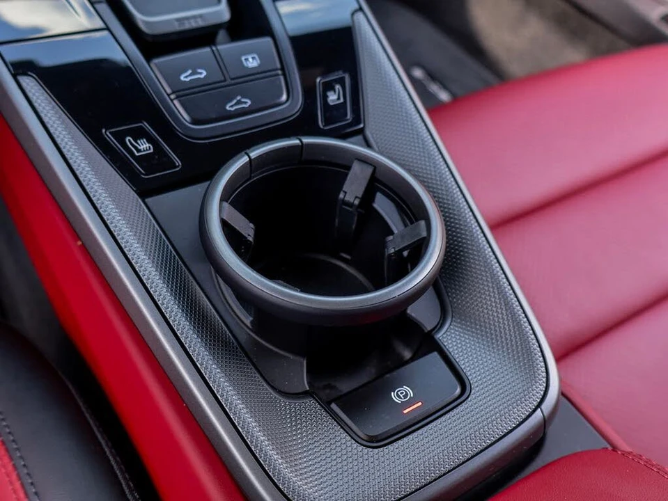 2025 Porsche 992 Carrera - Image 13 of 31