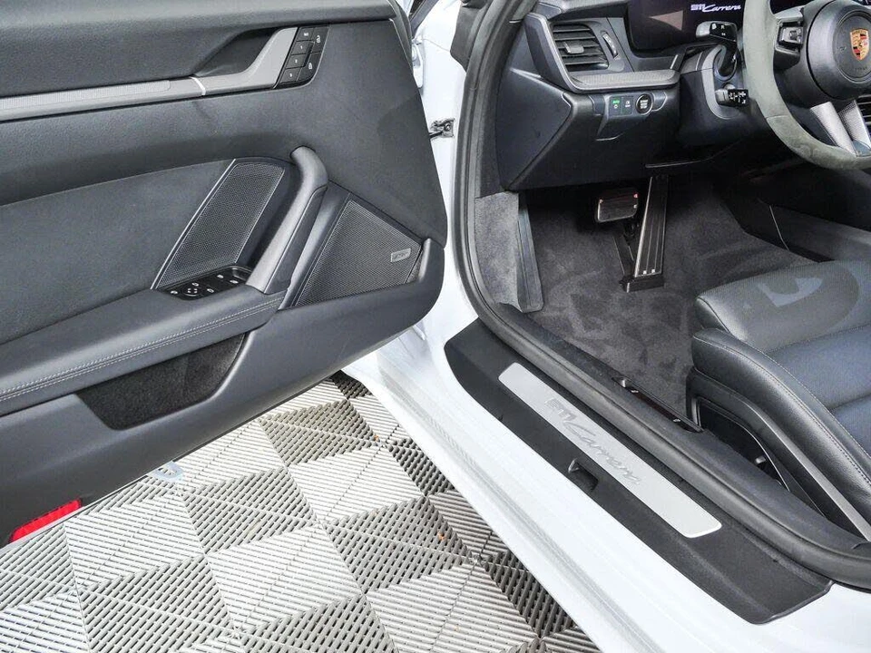 2025 Porsche 992 Carrera - Image 8 of 31