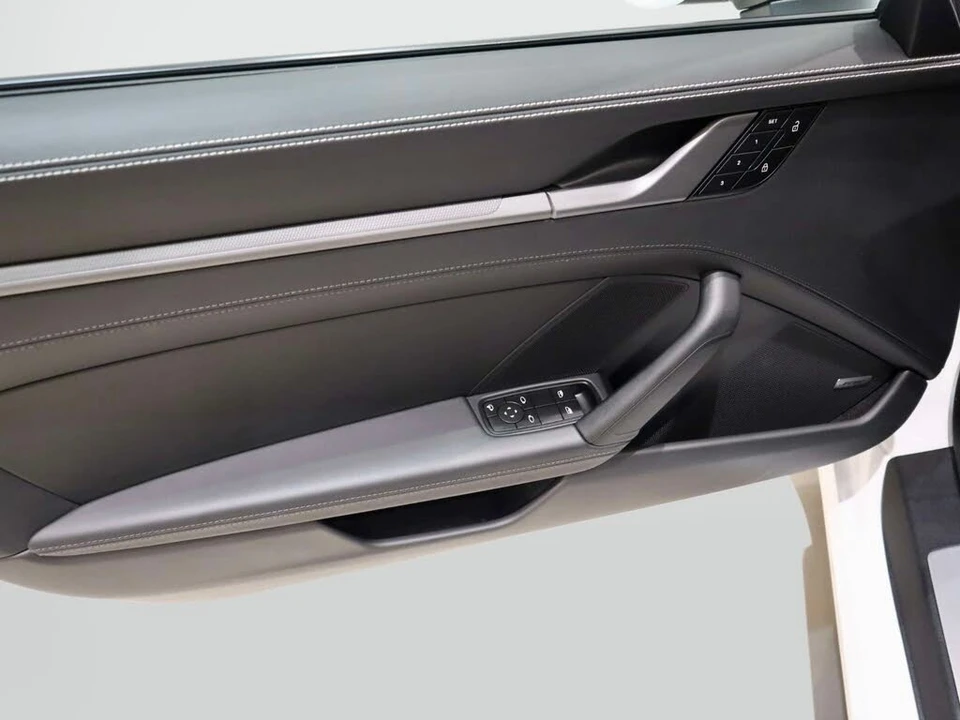 2025 Porsche 992 Carrera - Image 21 of 31