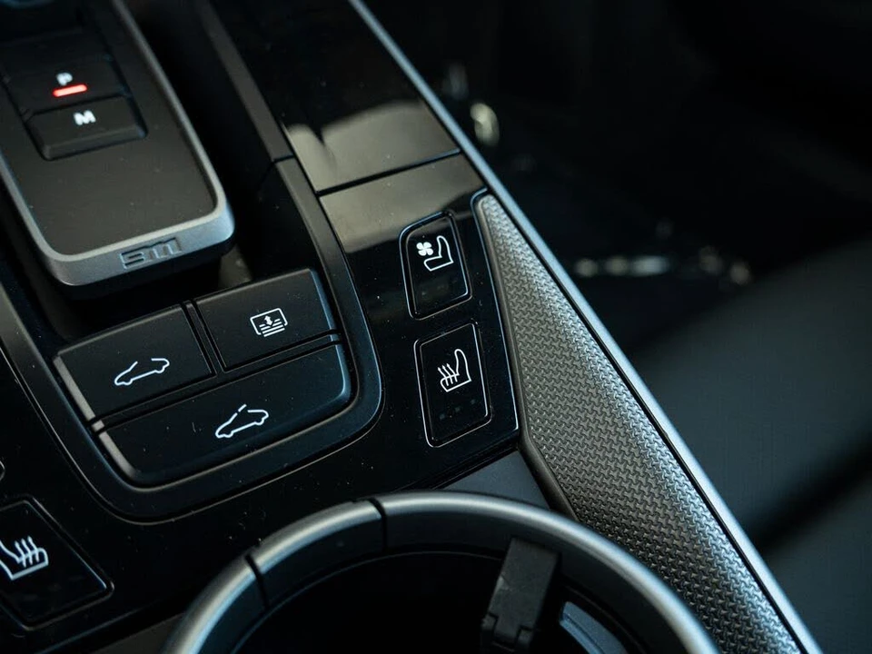 2025 Porsche 992 Carrera - Image 14 of 31