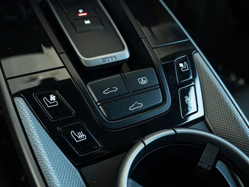 2025 Porsche 992 Carrera - Image 13 of 31
