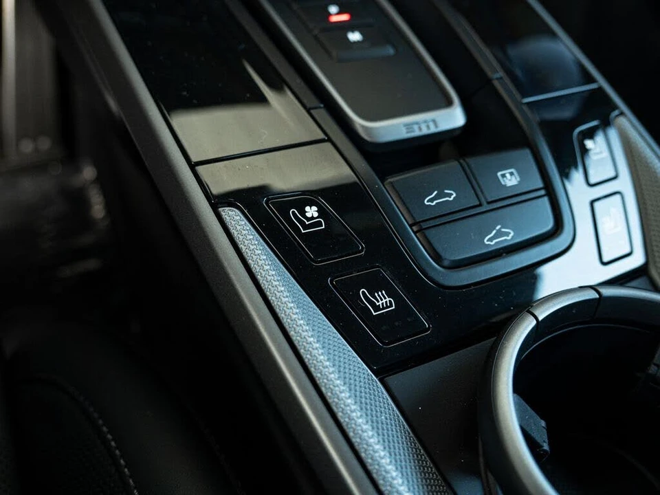 2025 Porsche 992 Carrera - Image 12 of 31