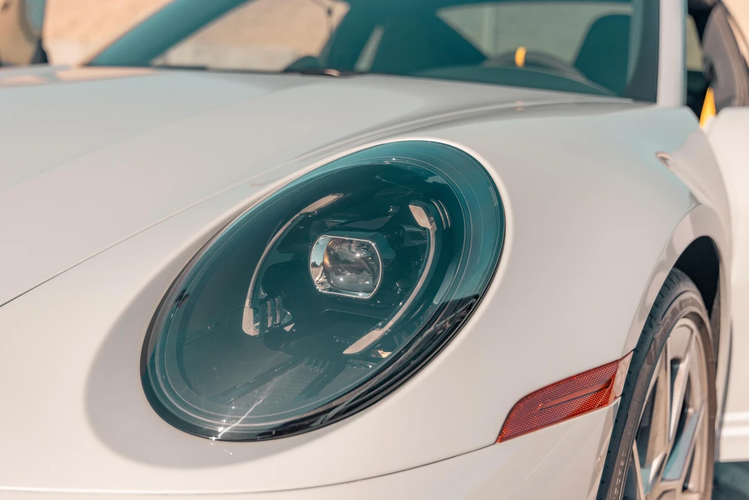 2025 Porsche 992 Carrera - Image 15 of 31