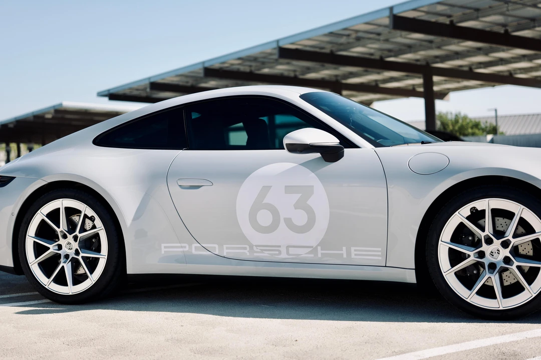 2025 Porsche 992 Carrera - Image 29 of 31