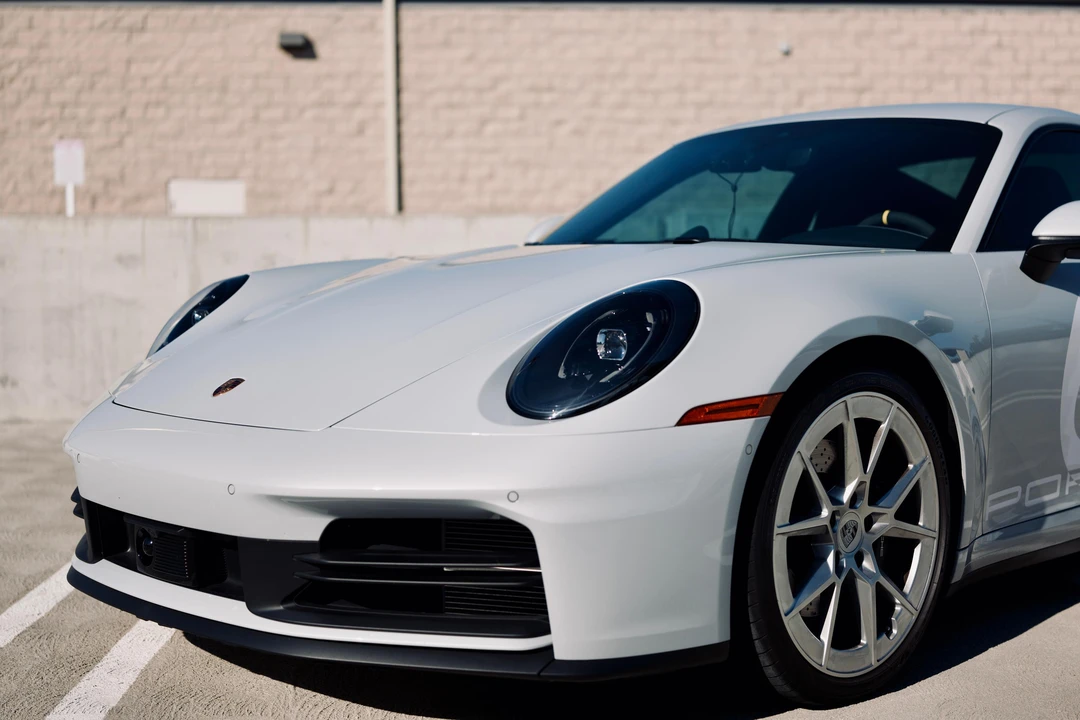 2025 Porsche 992 Carrera - Image 16 of 31