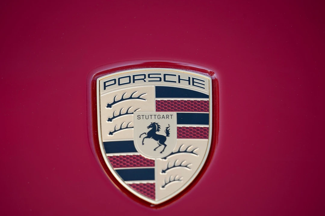 2025 Porsche 992 Carrera - Image 15 of 31