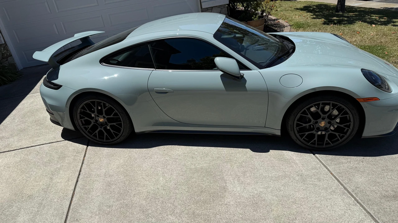 2025 Porsche 992 Carrera - Image 24 of 31