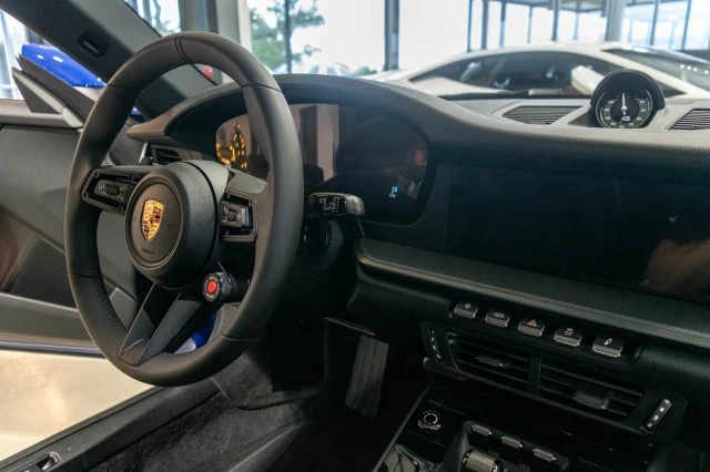 2025 Porsche 992 Carrera - Image 26 of 30