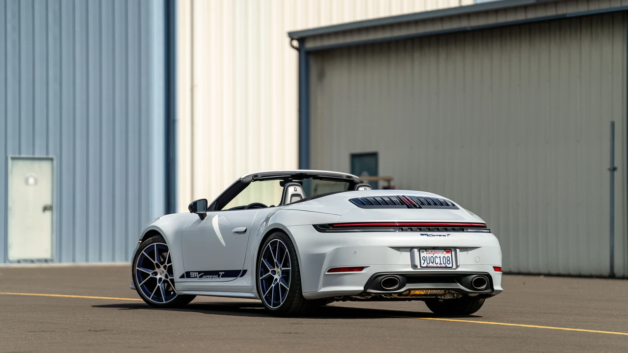 2025 Porsche 992 Carrera T - Image 15 of 31
