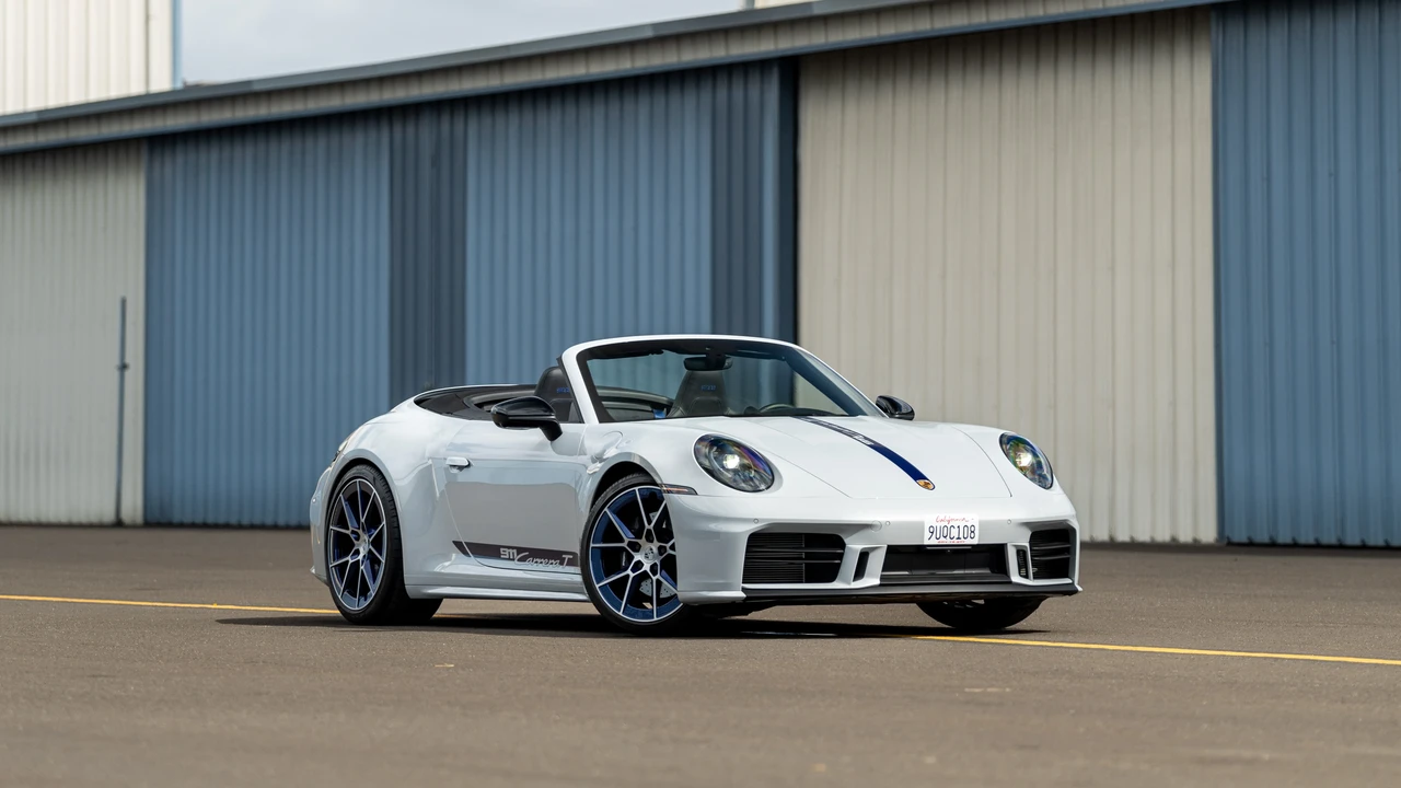 2025 Porsche 992 Carrera T - Image 17 of 31