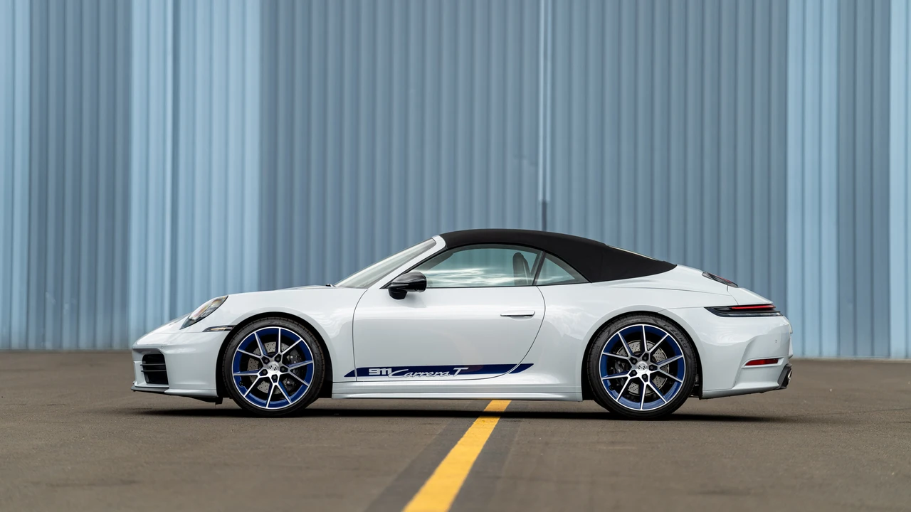 2025 Porsche 992 Carrera T - Image 8 of 31