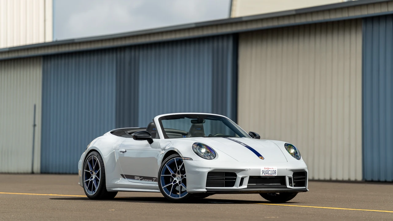 2025 Porsche 992 Carrera T - Image 11 of 31
