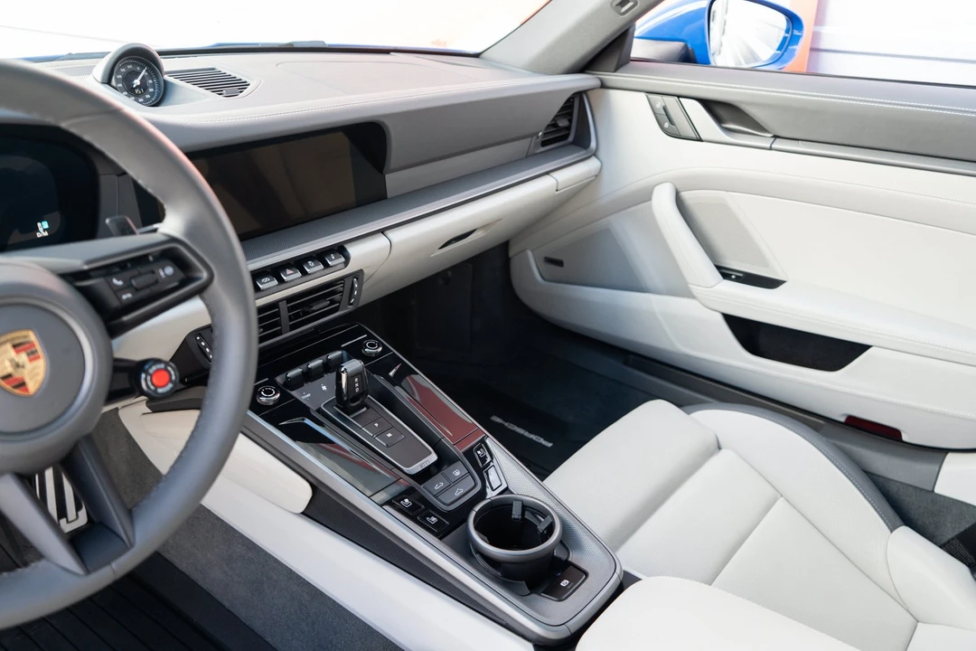 2025 Porsche 992 Carrera - Image 16 of 31