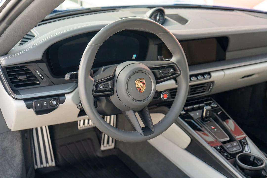 2025 Porsche 992 Carrera - Image 13 of 31