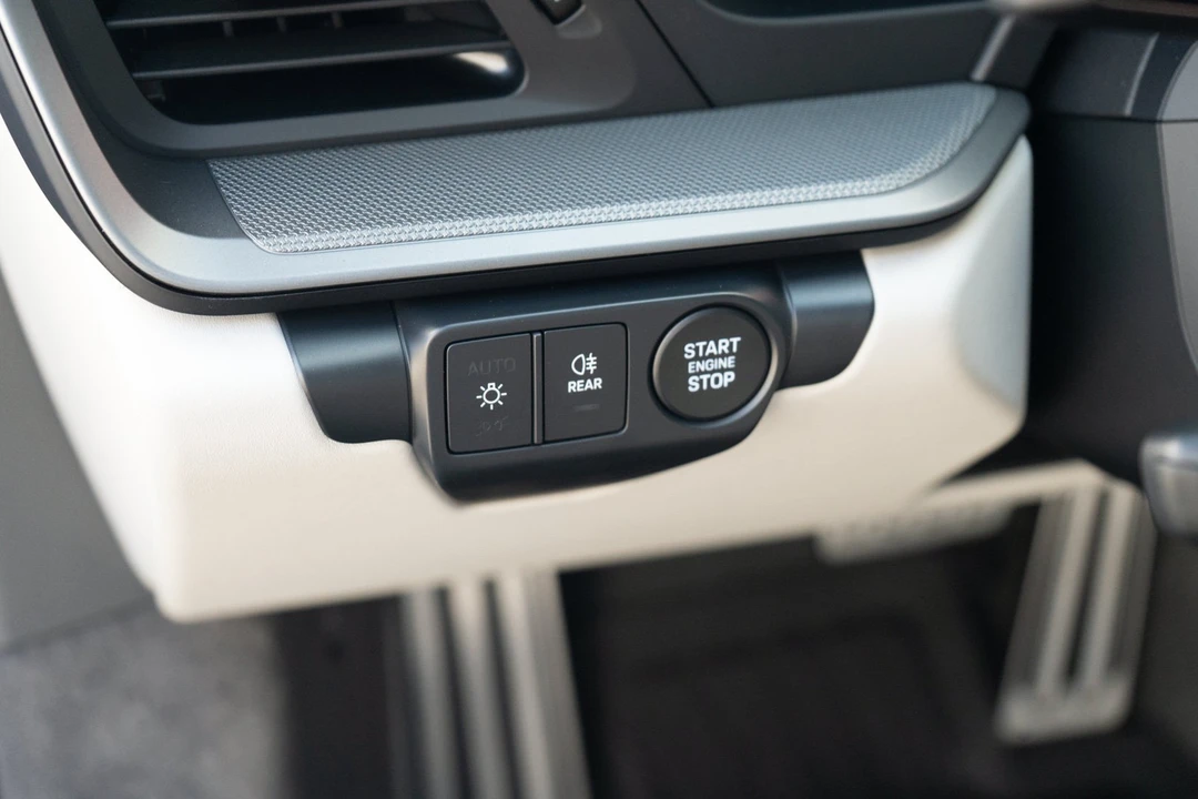 2025 Porsche 992 Carrera - Image 15 of 31