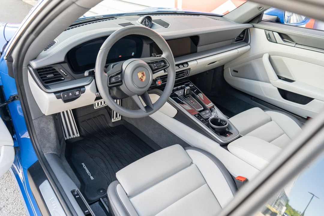 2025 Porsche 992 Carrera - Image 7 of 31