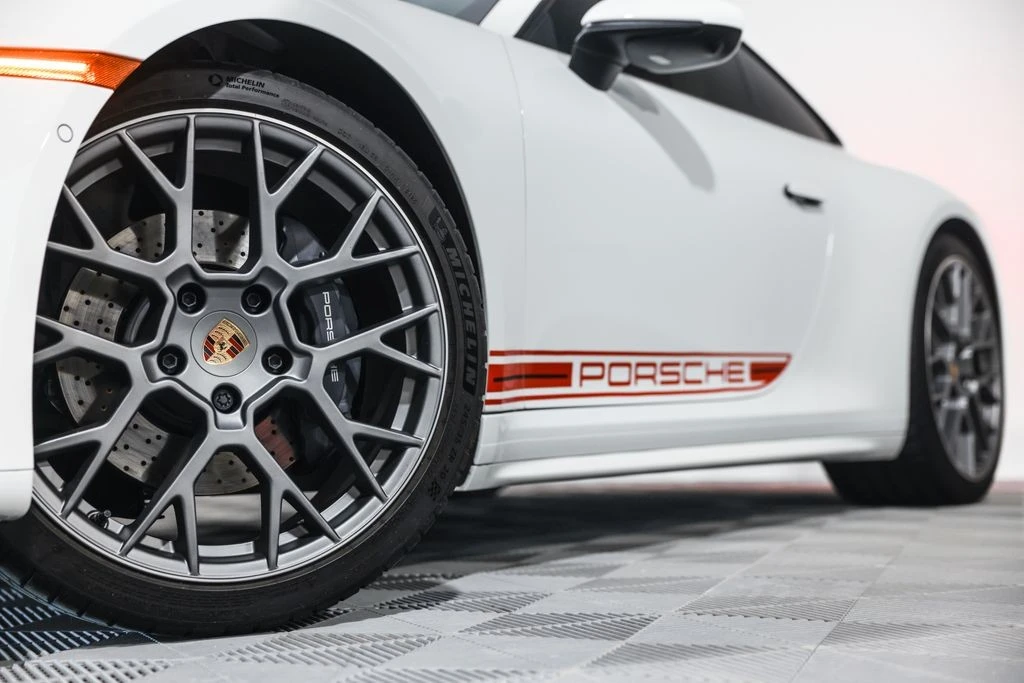 2025 Porsche 992 Carrera - Image 11 of 31