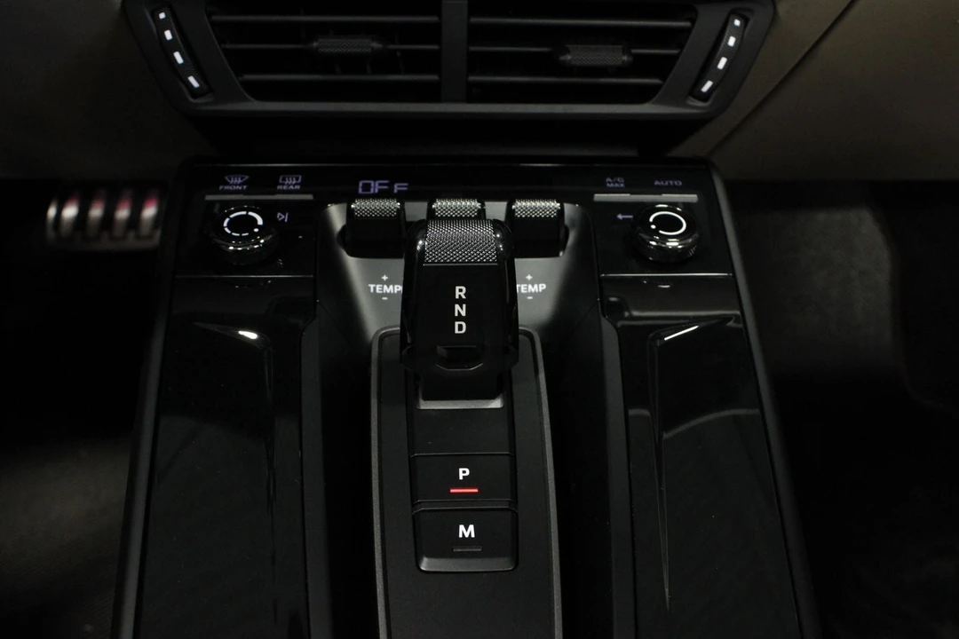 2025 Porsche 992 Carrera - Image 14 of 31