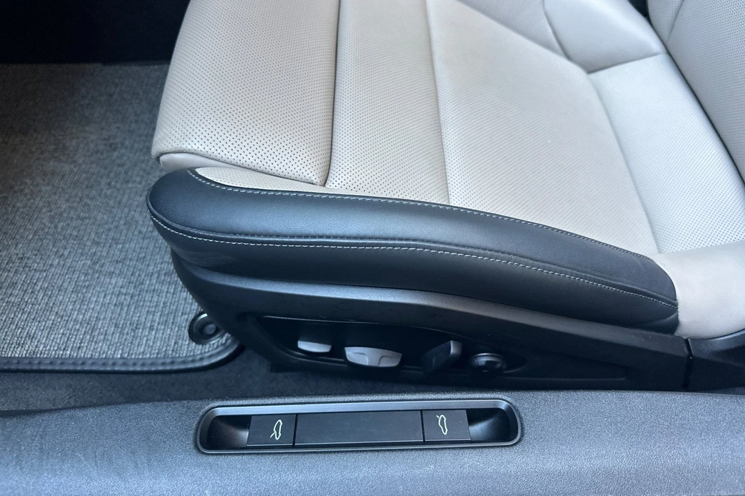 2025 Porsche 992 Carrera - Image 15 of 31