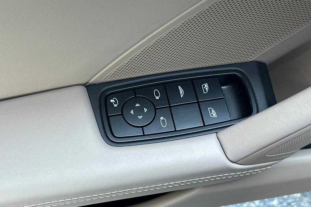 2025 Porsche 992 Carrera - Image 14 of 31