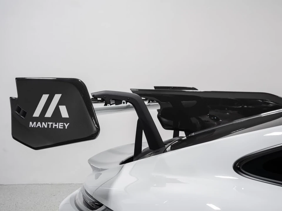 2025 Porsche 992 GT3 RS - Image 28 of 31