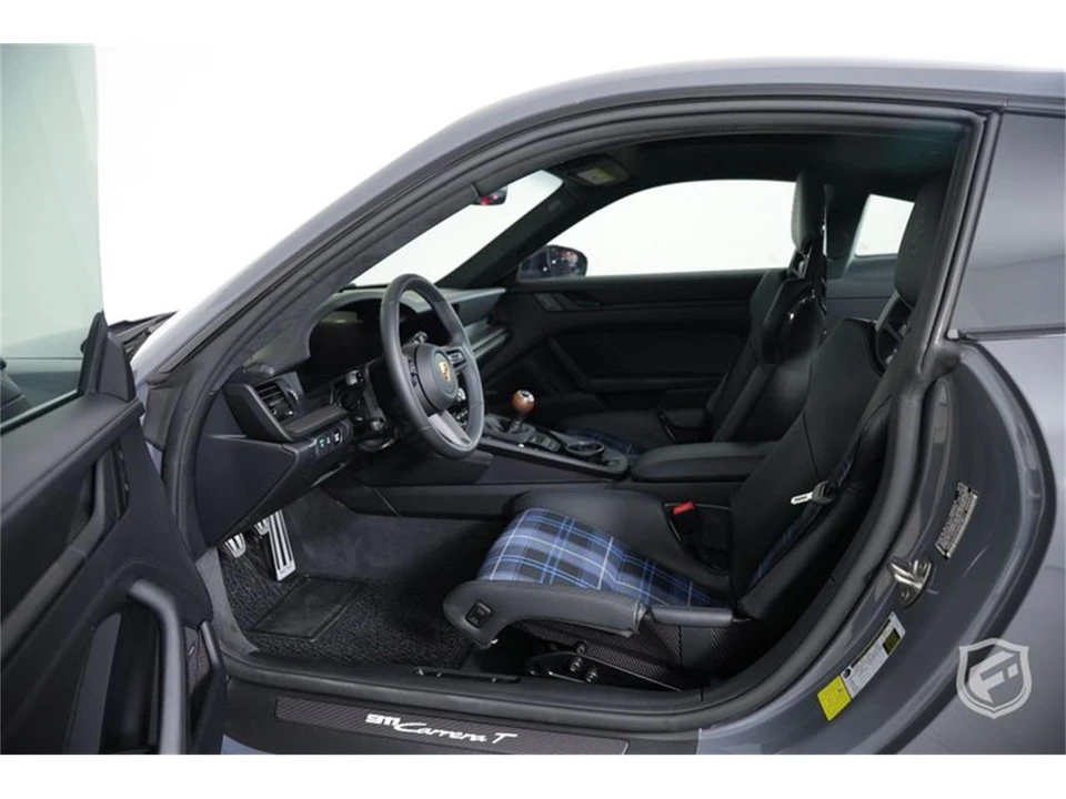 2025 Porsche 992 Carrera - Image 15 of 31