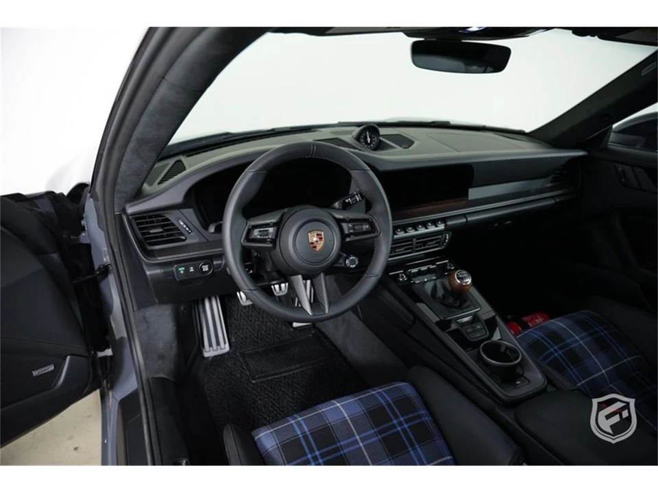 2025 Porsche 992 Carrera - Image 16 of 31