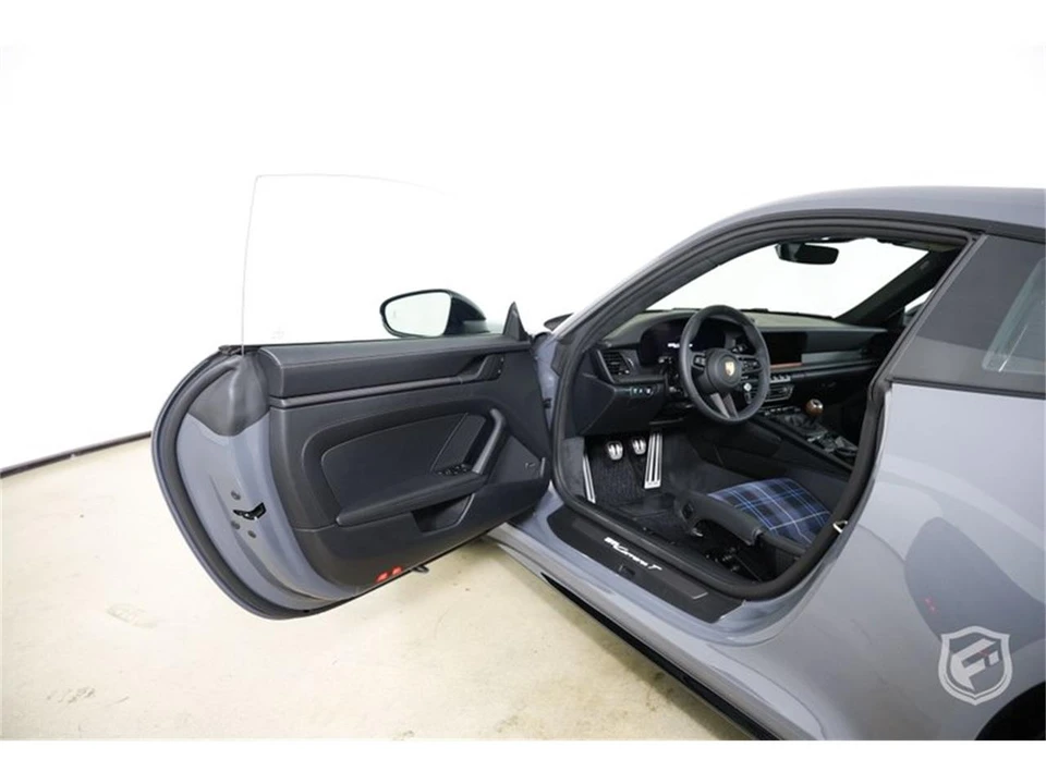 2025 Porsche 992 Carrera - Image 12 of 31