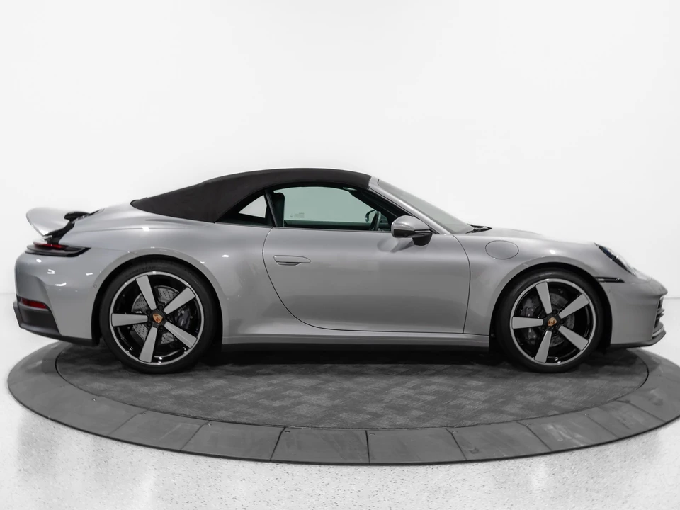 2025 Porsche 911 - Image 24 of 31
