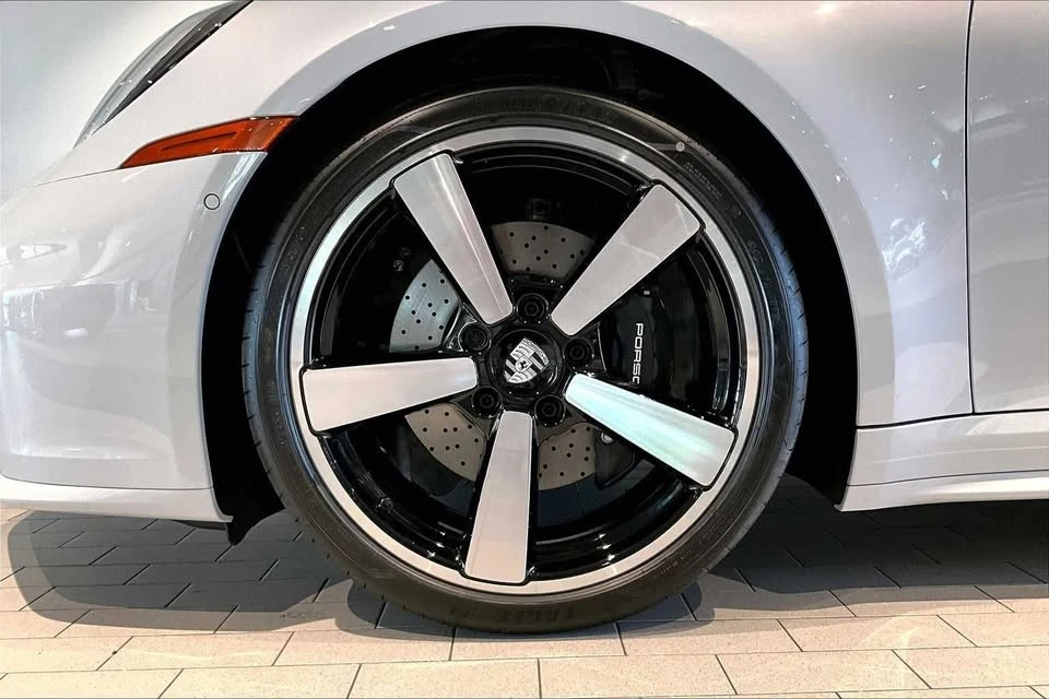 2025 Porsche 992 Carrera - Image 11 of 20