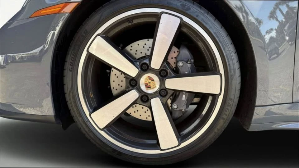2025 Porsche 992 Carrera - Image 13 of 20