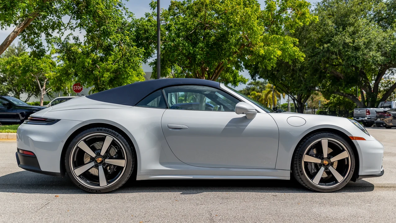 2025 Porsche 992 Carrera - Image 17 of 31