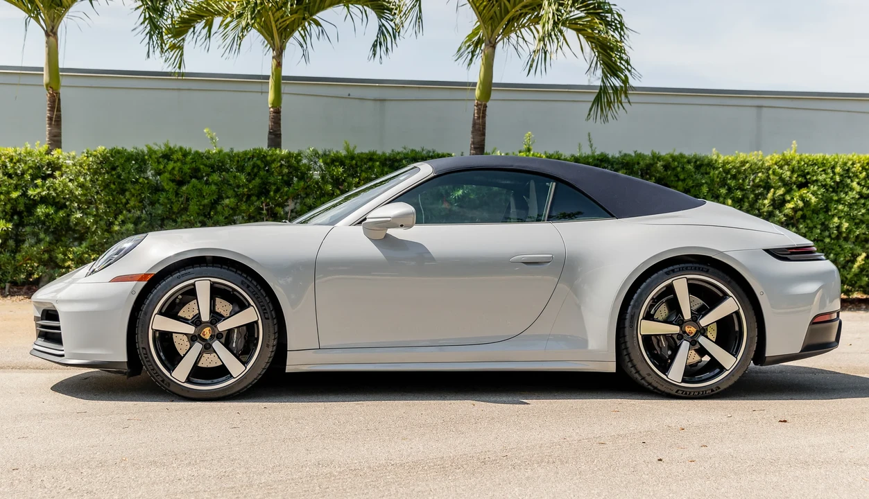 2025 Porsche 992 Carrera - Image 8 of 31