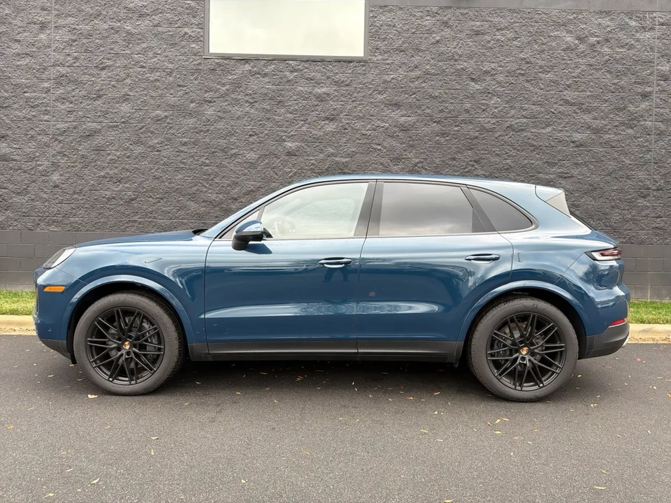 2025 Porsche 9Y0/9Y3 Cayenne - Image 2 of 13