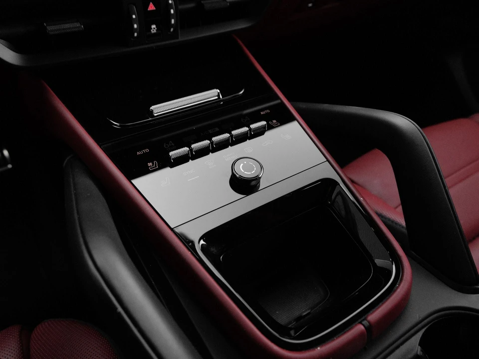 2025 Porsche 9Y0/9Y3 Cayenne Coupe - Image 24 of 31