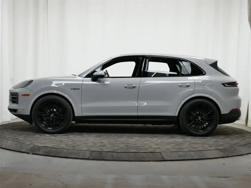 2025 Porsche 9Y0/9Y3 Cayenne - Image 3 of 10