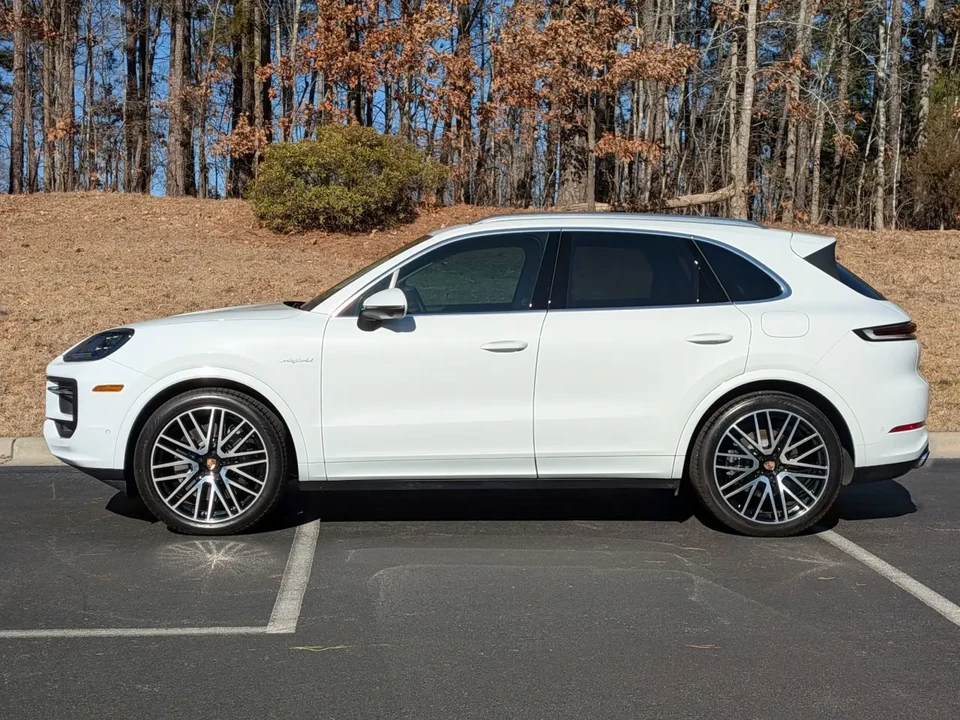 2025 Porsche 9Y0/9Y3 Cayenne - Image 2 of 8
