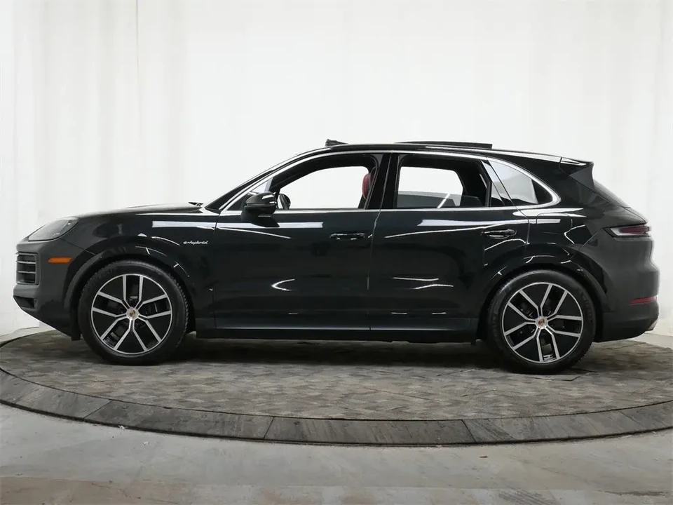 2025 Porsche 9Y0/9Y3 Cayenne - Image 2 of 8