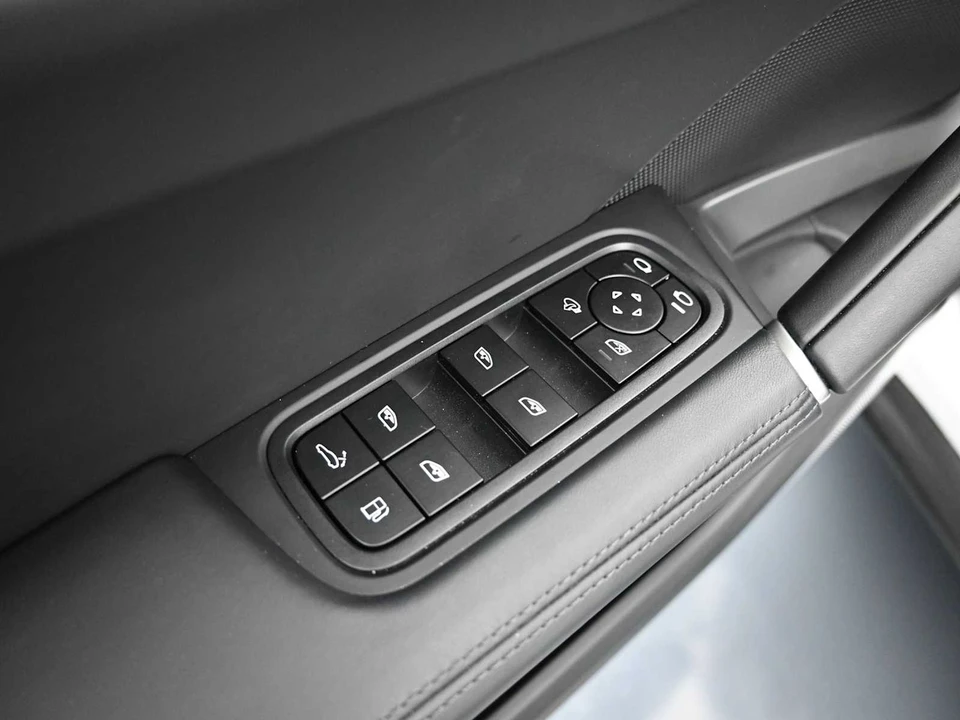 2025 Porsche 9Y0/9Y3 Cayenne Coupe - Image 15 of 31